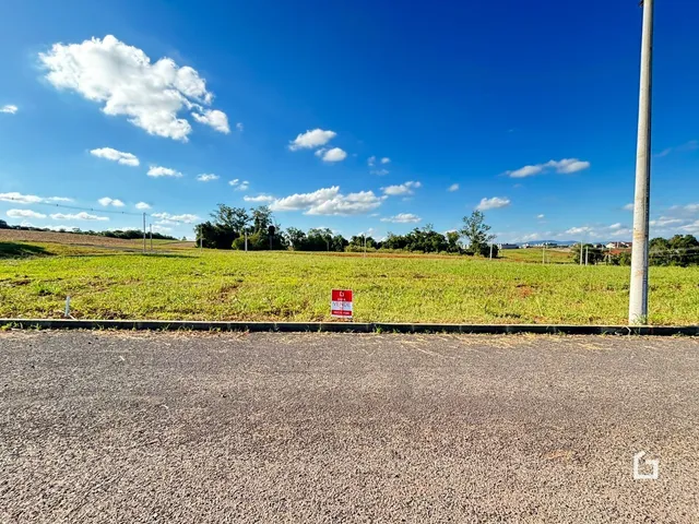 Paisagem de campo verde sob um céu azul claro.