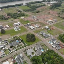 Vista aérea de um terreno com várias parcelas em Lajeado, Brasil.