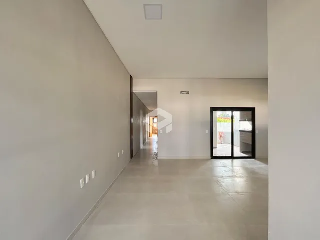 Corredor interno de uma residência moderna.