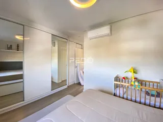 Quarto moderno com cama e armário em um apartamento.