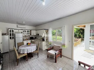 Imagem de uma sala de jantar e cozinha em uma residência no Brasil.