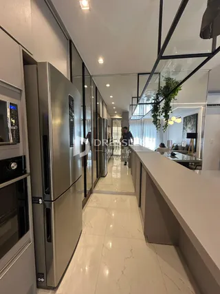 Corredor interno de uma residência moderna com piso de mármore claro.