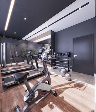 Imagem de um ambiente interno moderno com equipamentos de ginástica.
