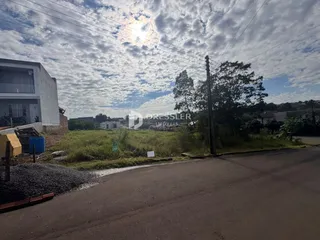 Vista externa de uma propriedade em Lajeado, Brasil, com vegetação e uma estrada no primeiro plano.