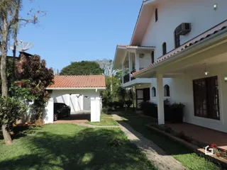 Fachada de uma casa em Lajeado, Brasil, com telhado de telhas e jardim.