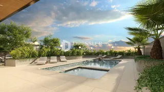 Vista de uma piscina e área de lazer ao ar livre em uma propriedade.