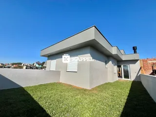 Fachada moderna de uma casa em Lajeado, Brasil, com jardim bem cuidado.