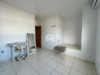 Interior de um cômodo com paredes brancas e piso de cerâmica.