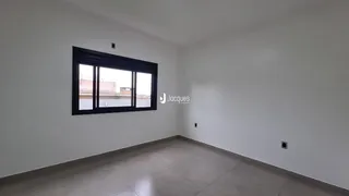 Sala interna com grande janela de vidro.