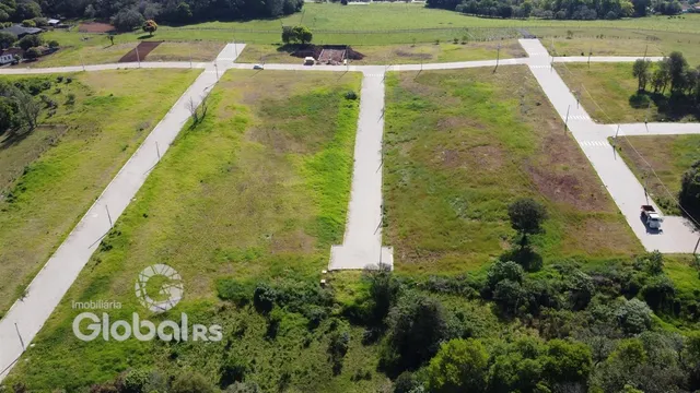 Vista aérea de um terreno com áreas gramadas e estradas no interior de Lajeado.