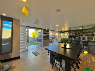 Interior moderno de uma sala de estar com portas de vidro abrindo para um pátio.