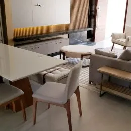 Foto de uma sala de jantar com mesa e cadeiras em um imóvel em Lajeado.