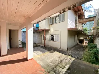 Vista externa de um corredor coberto de um imóvel em Lajeado, Brasil.
