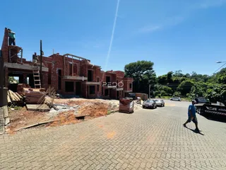 Fachada de uma construção em tijolo vermelho em Lajeado, Brasil.
