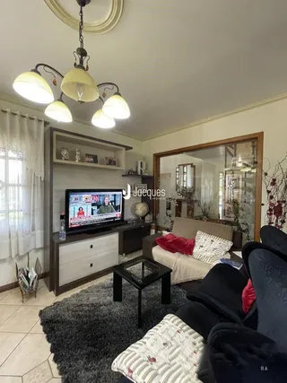 Sala de estar com janela e decoração interna.