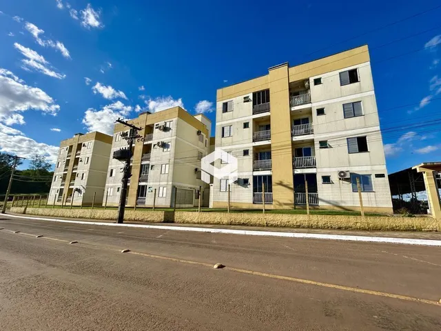 Fachada de um prédio residencial em Lajeado, Brasil, sob um céu azul.
