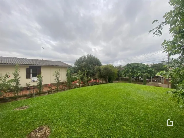 Fachada de uma residência com grande gramado verde.