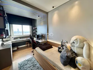 Sala de estar com vista para a cidade e área de descanso.