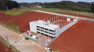 Vista aérea de um terreno com estrutura de concreto e cerca em Lajeado, Brasil.