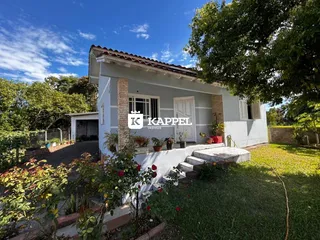 Foto da fachada de uma casa em Lajeado, Brasil, com jardim frontal.