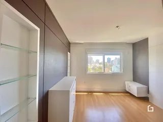 Sala de estar com piso de madeira e janela.