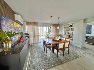 Sala de jantar e cozinha com vista para o exterior em Lajeado.