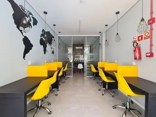 Ambiente interno com mesa e cadeiras amarelas em um imóvel.