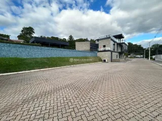 Fachada moderna de um imóvel em Lajeado, Brasil, com paisagismo frontal.