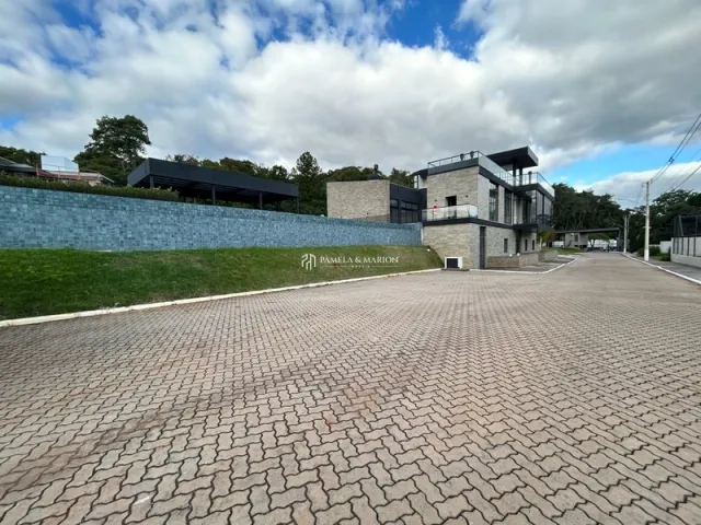 Fachada moderna de um imóvel em Lajeado, Brasil, com paisagismo frontal.