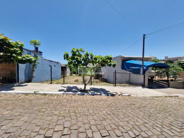 Vista externa de uma residência em Lajeado, Brasil, com cerca e vegetação.