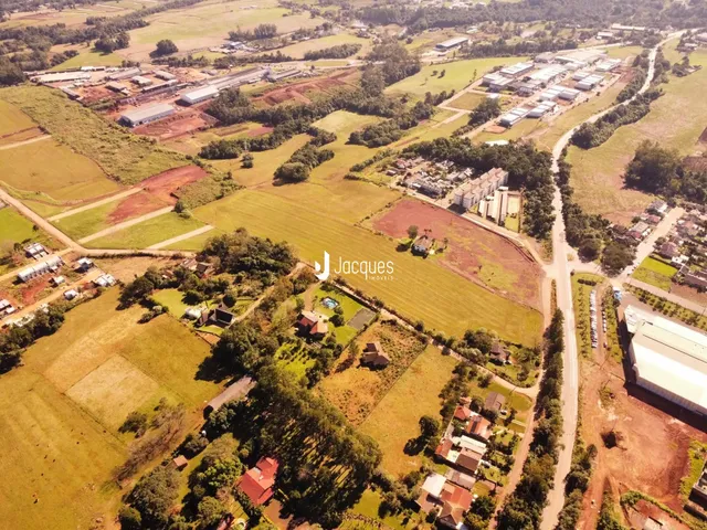 Vista aérea de terras agrícolas e áreas verdes na região de Lajeado, Brasil.
