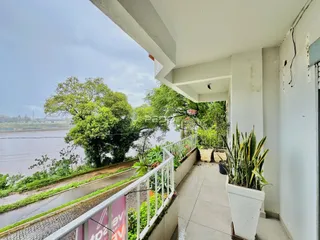 Vista de uma varanda com vista para o rio e vegetação exuberante em Lajeado.
