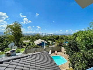 Vista aérea de uma propriedade com piscina e área verde.