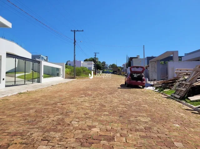 Vista externa de uma propriedade em Lajeado, Brasil, com área pavimentada.