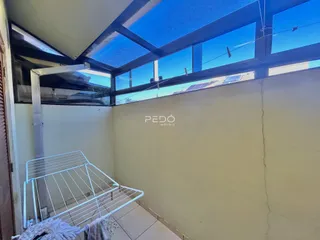 Foto de um ambiente interno com estrutura de telhado de vidro.