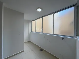 Ambiente interno com grandes janelas que oferecem boa iluminação.