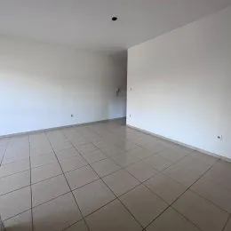 Foto de um cômodo interno com piso de cerâmica.