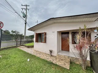 Fachada de uma casa em Lajeado, Brasil, com jardim gramado e cerca.