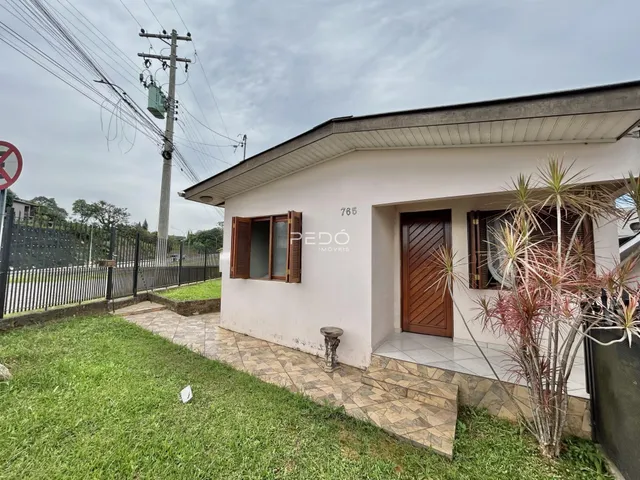 Fachada de uma casa em Lajeado, Brasil, com jardim gramado e cerca.