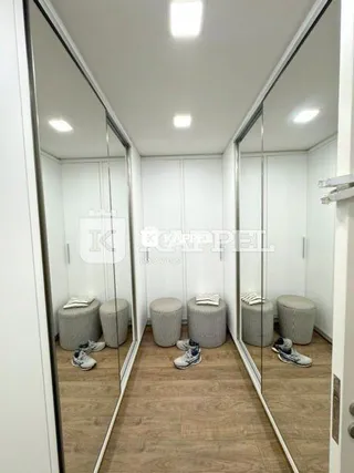 Foto de um corredor interno com paredes espelhadas.