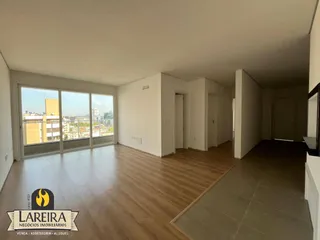 Sala de estar ampla com vista para a paisagem urbana.