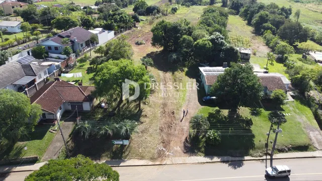Vista aérea de uma propriedade em Lajeado, Brasil, mostrando terrenos e vegetação.