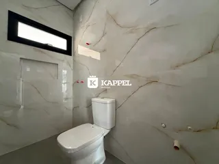 Este é um banheiro com paredes revestidas em mármore branco.