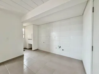 Hall de entrada com piso de cerâmica e paredes brancas.