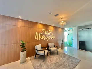 Sala de estar com painel de madeira e decoração moderna.
