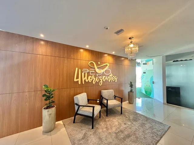 Sala de estar com painel de madeira e decoração moderna.