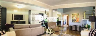 Sala de estar com sofá e televisão em ambiente interno.