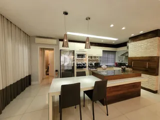 Interior de uma sala de estar com área de cozinha integrada.