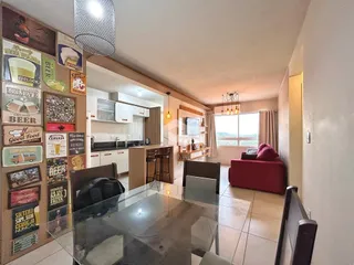 Vista de uma sala de estar com área de jantar em um imóvel no Brasil.