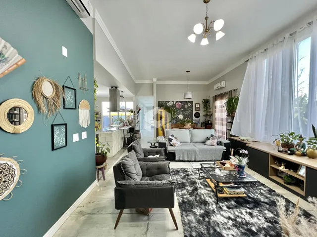 Sala de estar ampla com decoração moderna e muita luz natural.
